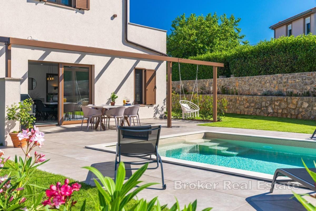 Moderna casa bifamiliare con piscina