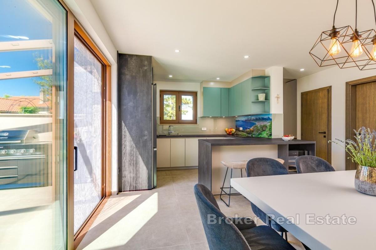 Moderna casa bifamiliare con piscina