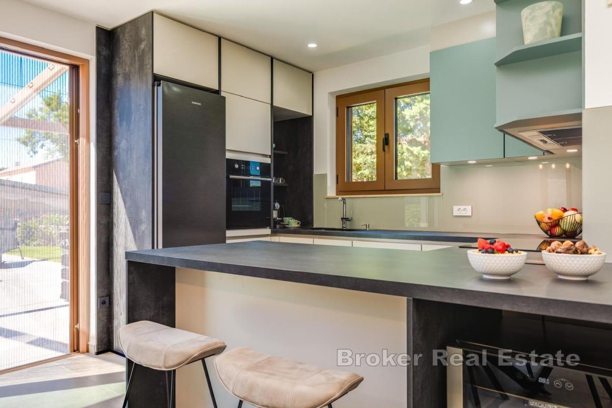 Moderna casa bifamiliare con piscina