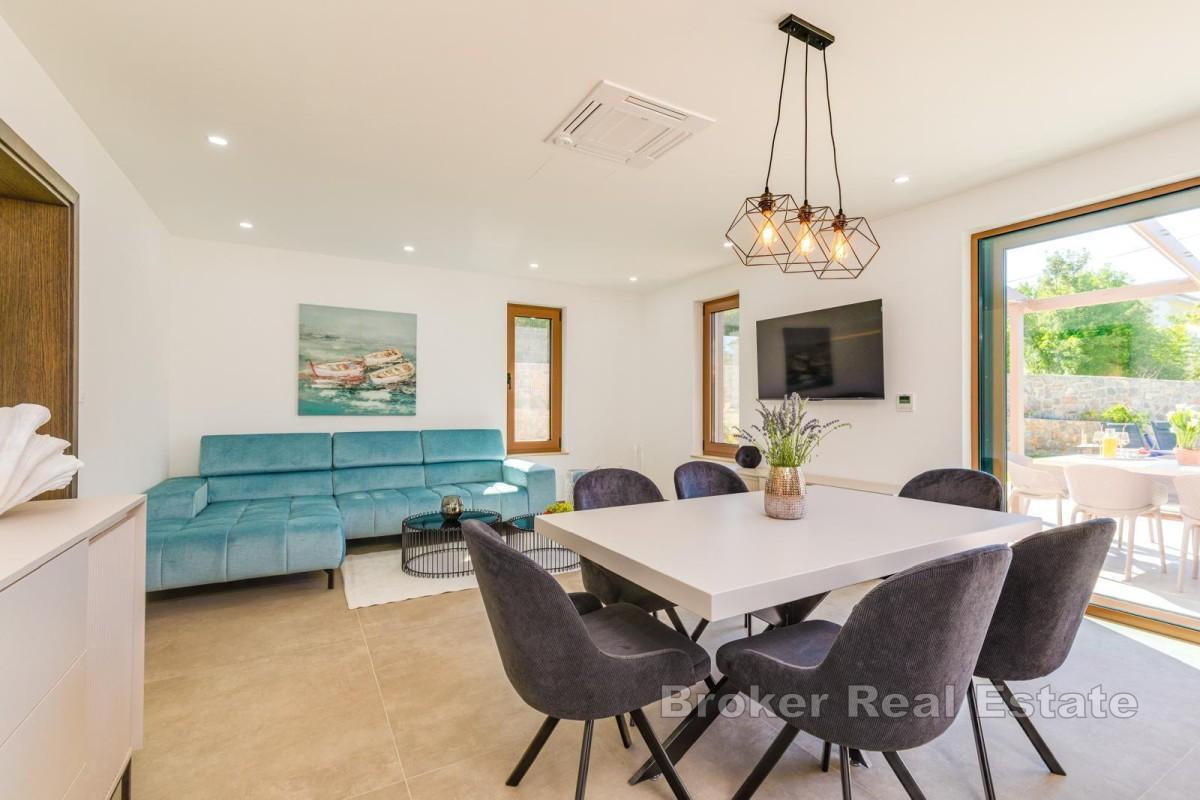 Moderna casa bifamiliare con piscina