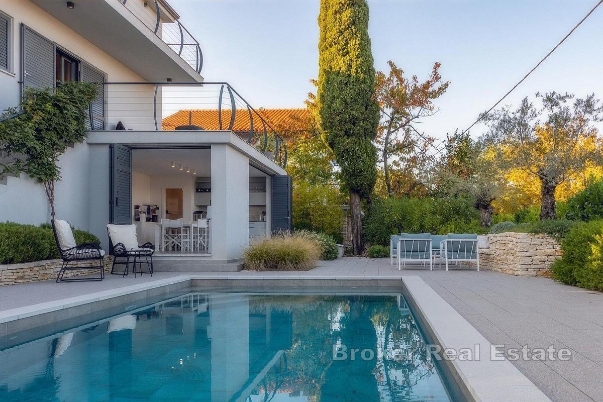 Dům s bazénem a výhledem na moře