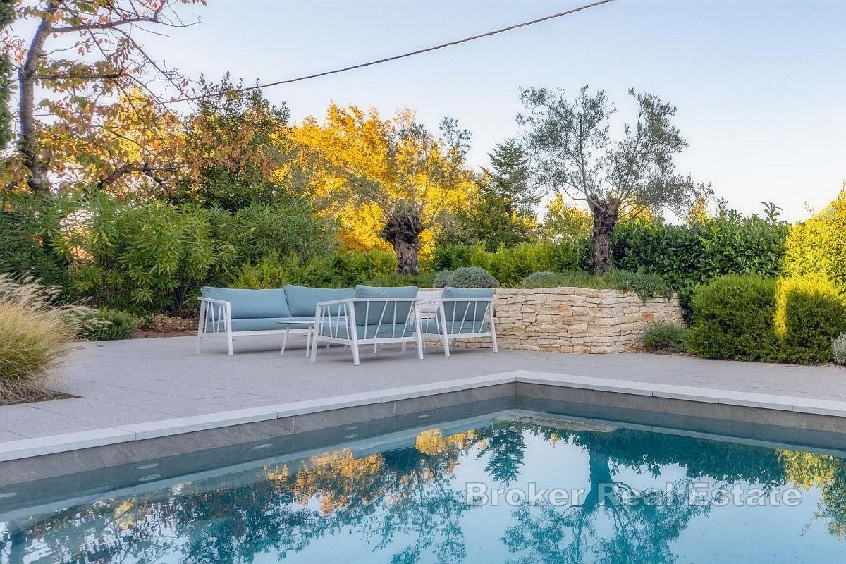 Hus med basseng og havutsikt