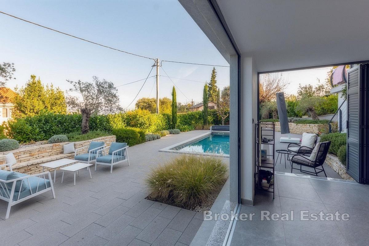 Dům s bazénem a výhledem na moře