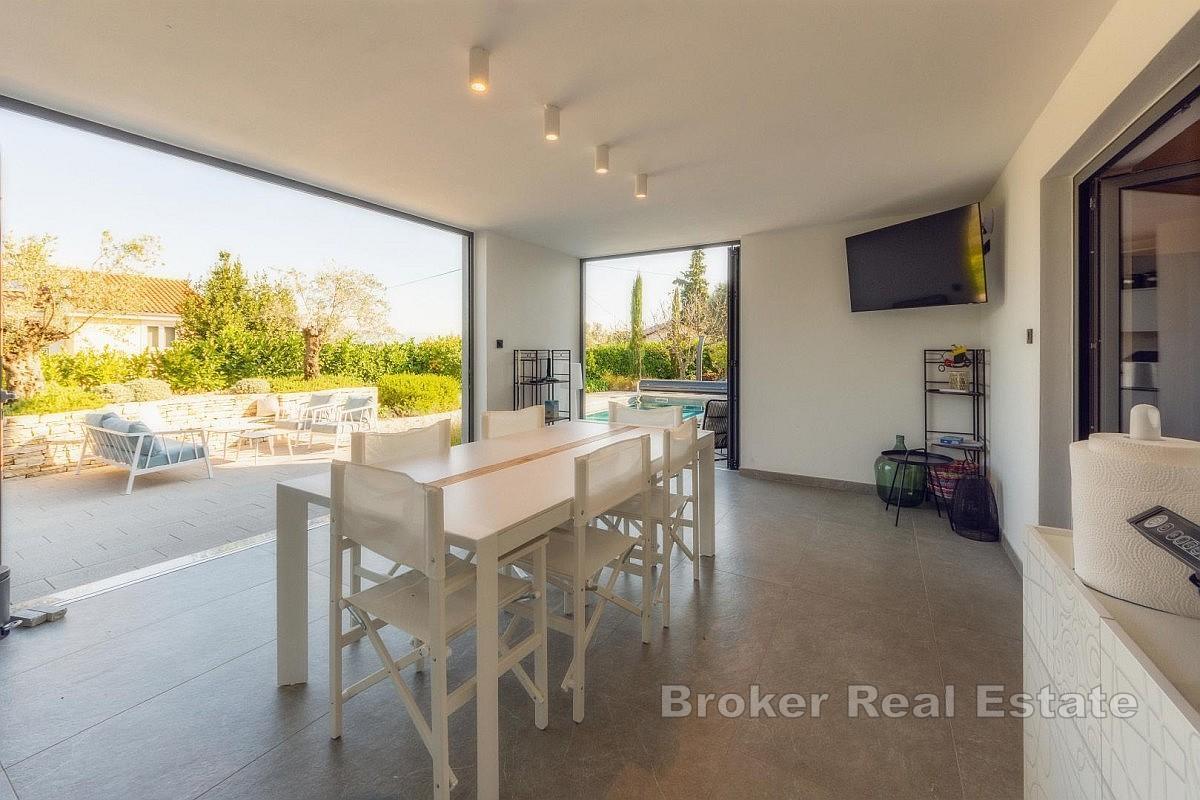 Hus med basseng og havutsikt