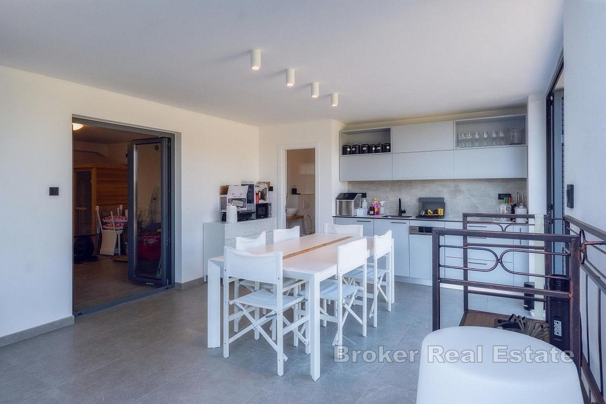 Hus med basseng og havutsikt