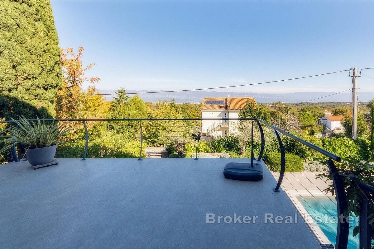 Hus med basseng og havutsikt