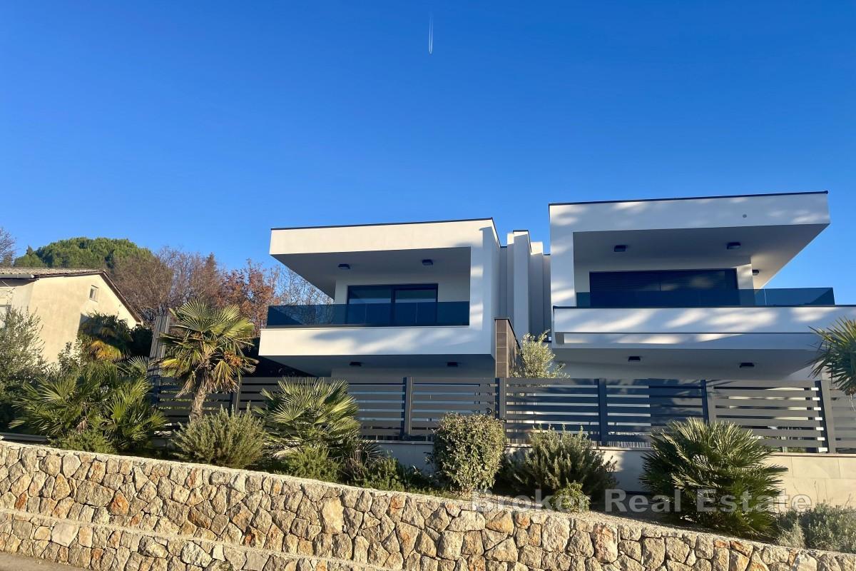 Tomannsbolig med svømmebasseng nær stranden