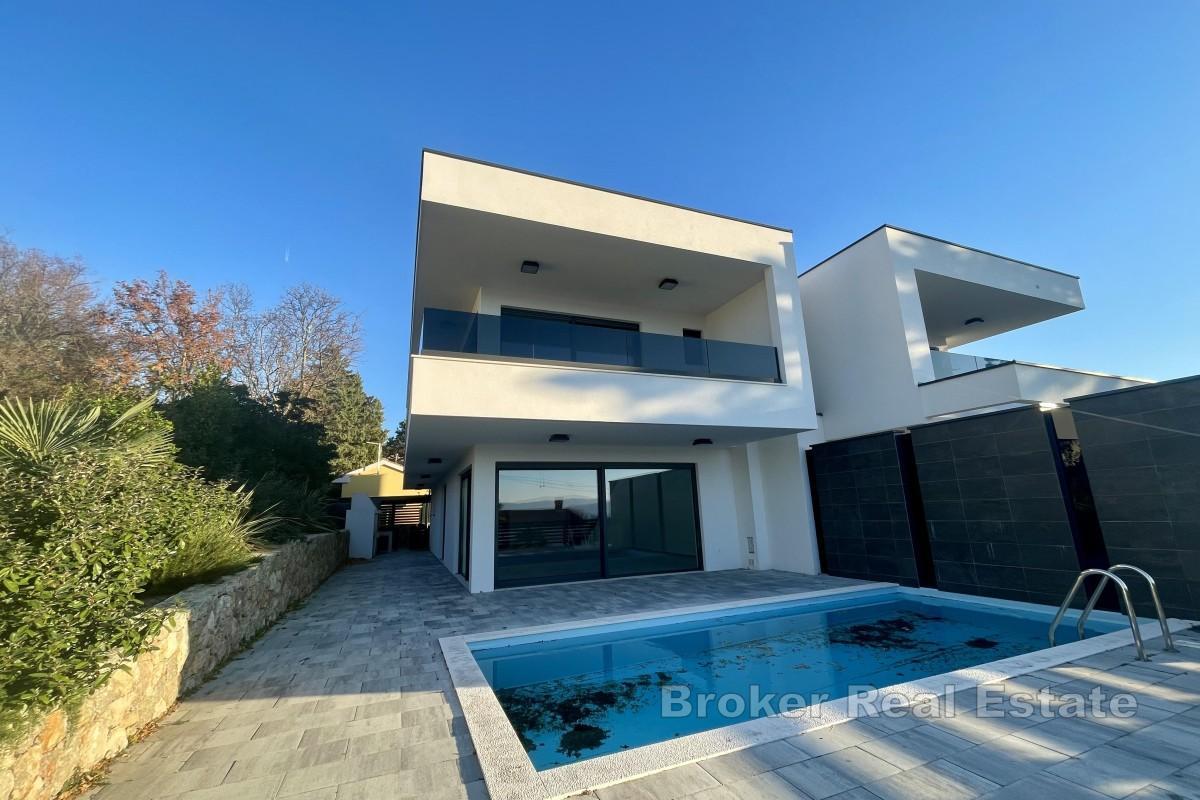 Dom w zabudowie bliźniaczej z basenem blisko plaży