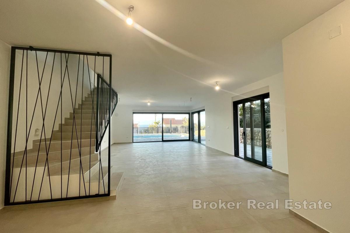 Tomannsbolig med svømmebasseng nær stranden