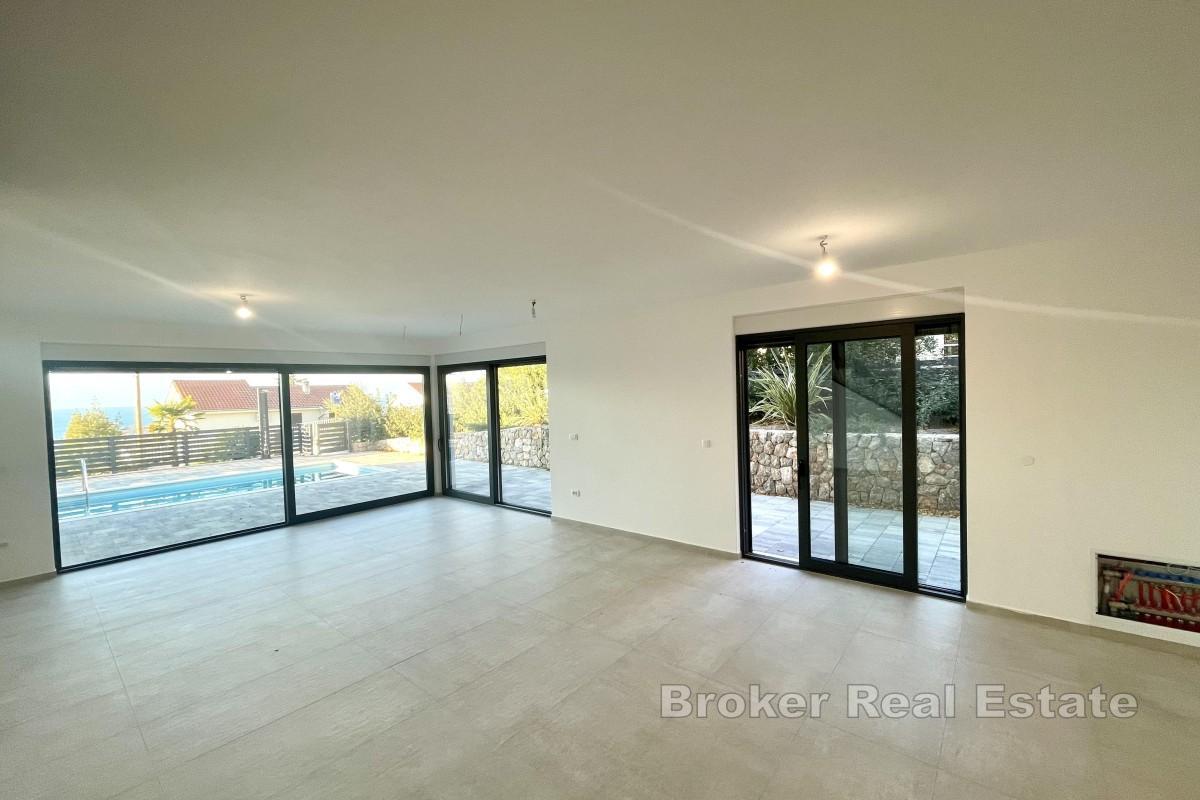 Dom w zabudowie bliźniaczej z basenem blisko plaży