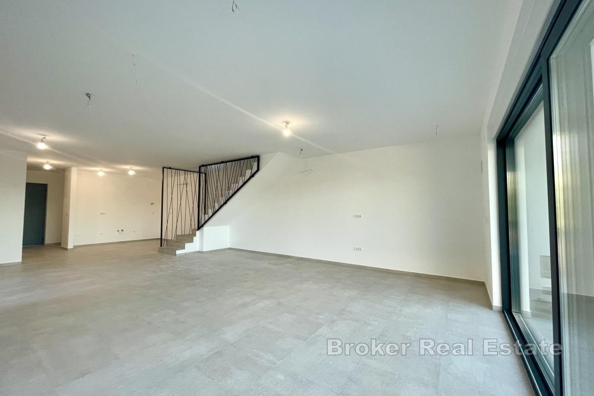 Tomannsbolig med svømmebasseng nær stranden