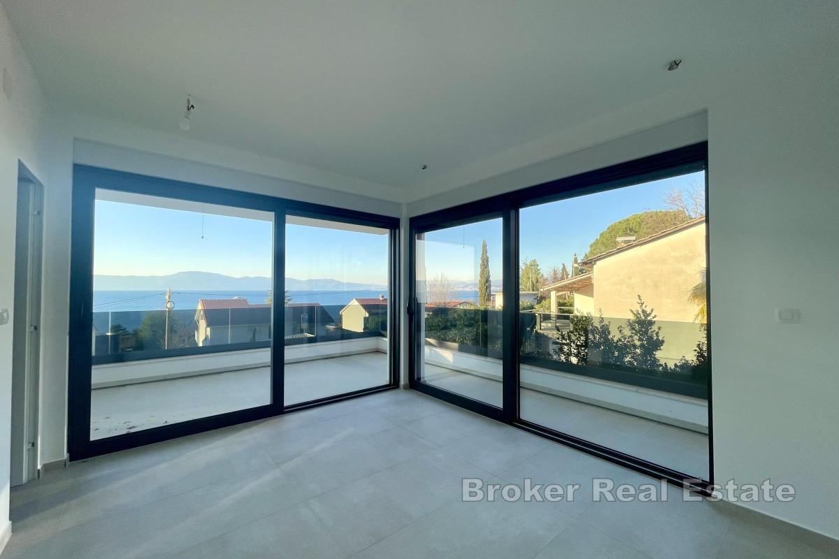 Dom w zabudowie bliźniaczej z basenem blisko plaży