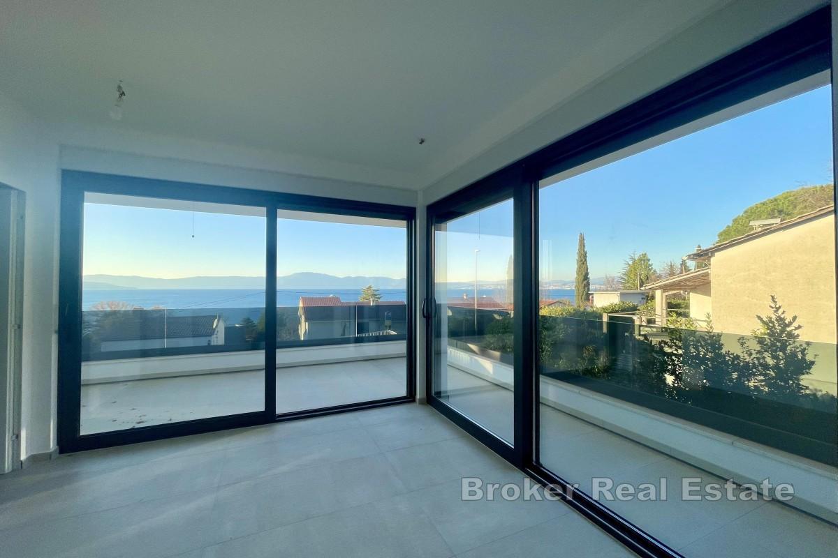 Dom w zabudowie bliźniaczej z basenem blisko plaży