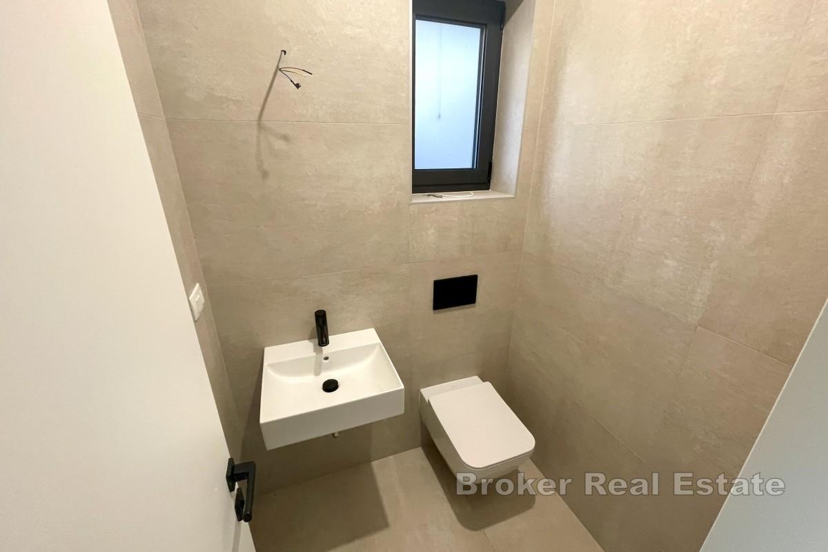 Dom w zabudowie bliźniaczej z basenem blisko plaży