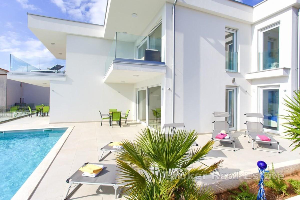 Vila se čtyřmi apartmány a otevřeným výhledem na moře