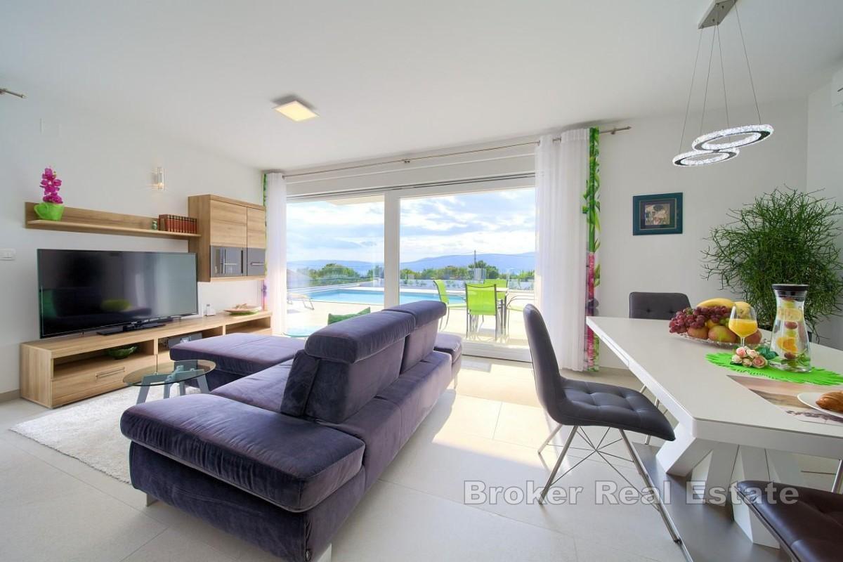 Villa med fire leiligheter og åpen havutsikt