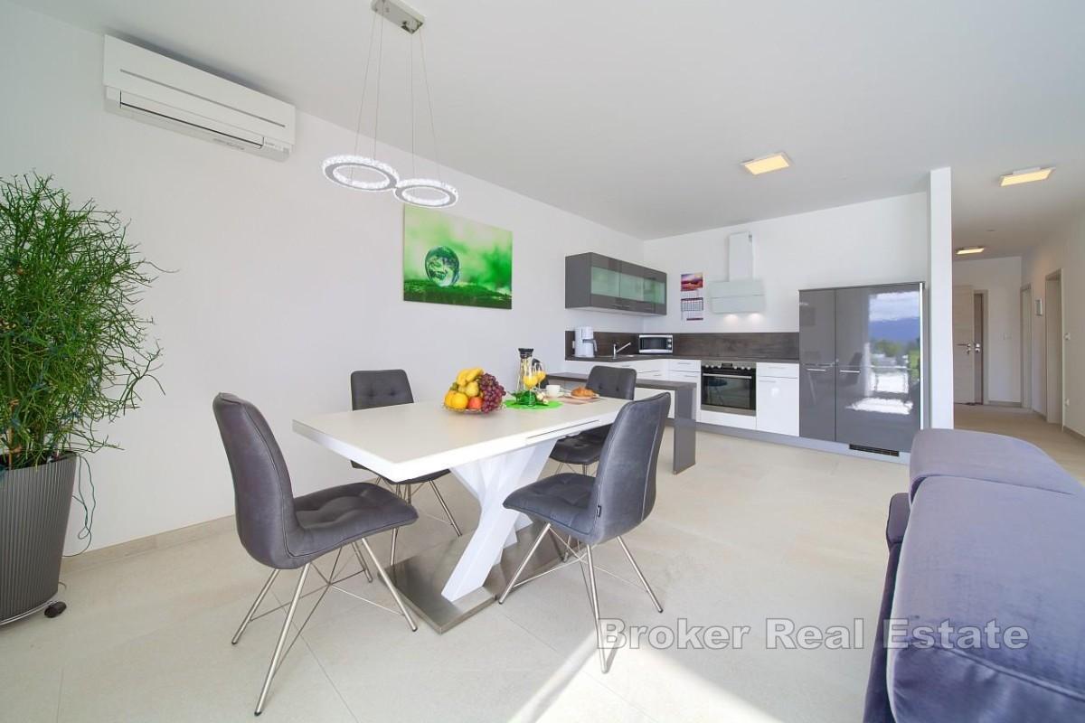 Vila se čtyřmi apartmány a otevřeným výhledem na moře