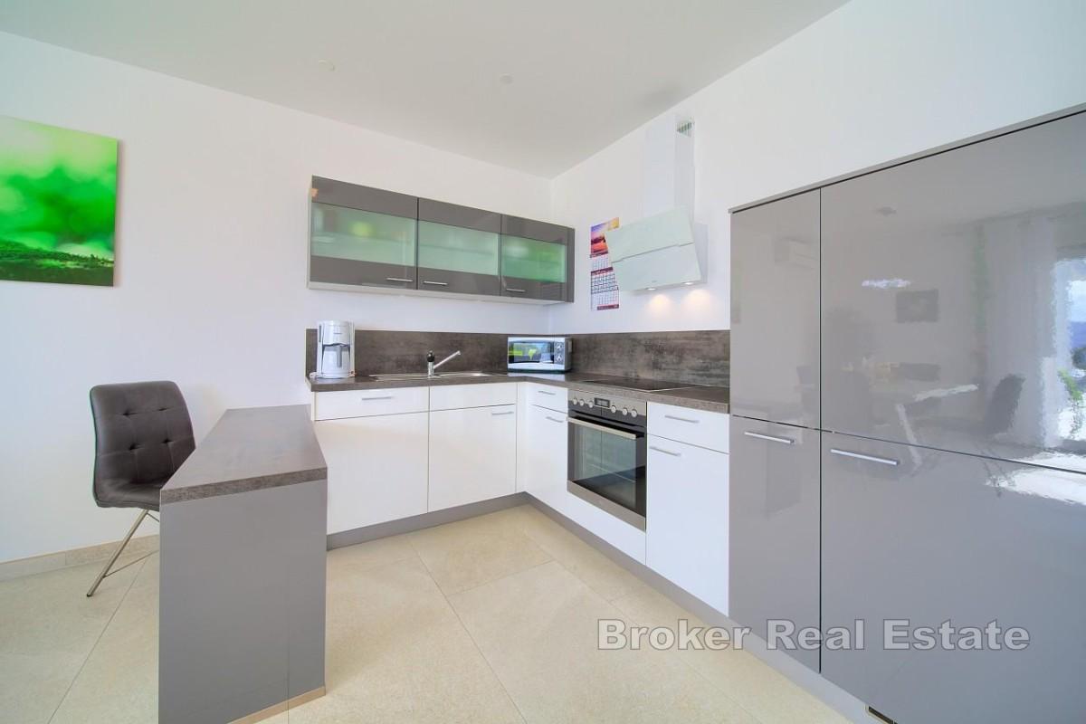 Villa med fire leiligheter og åpen havutsikt