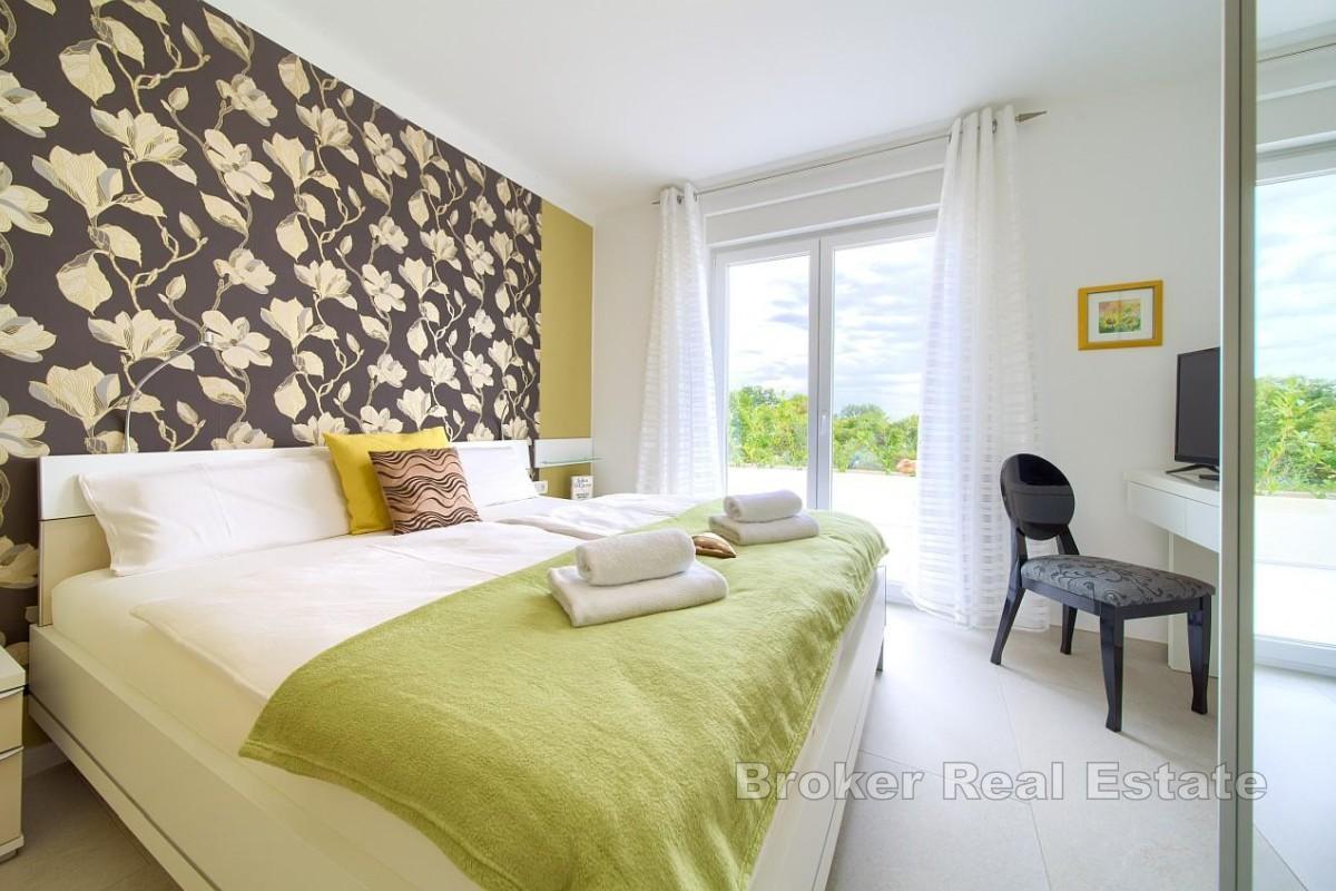 Vila se čtyřmi apartmány a otevřeným výhledem na moře