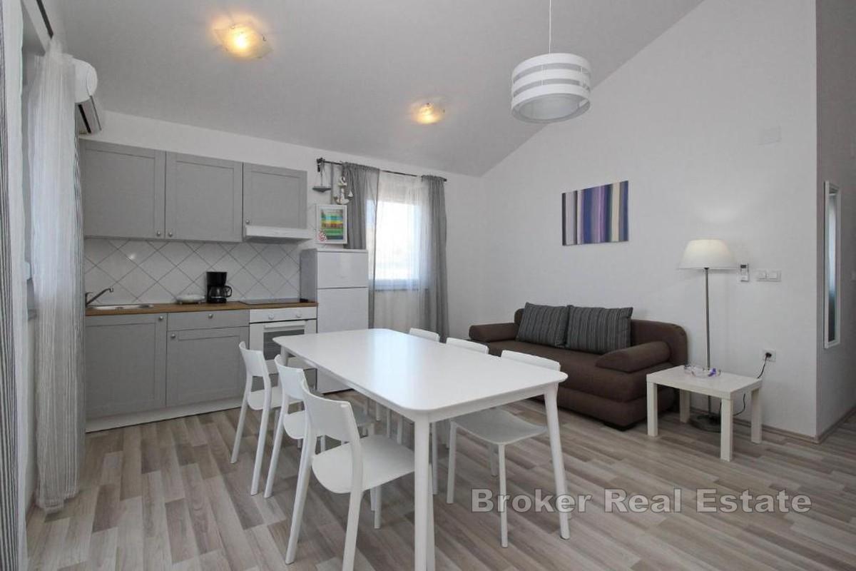 Moderne hus ved sjøen