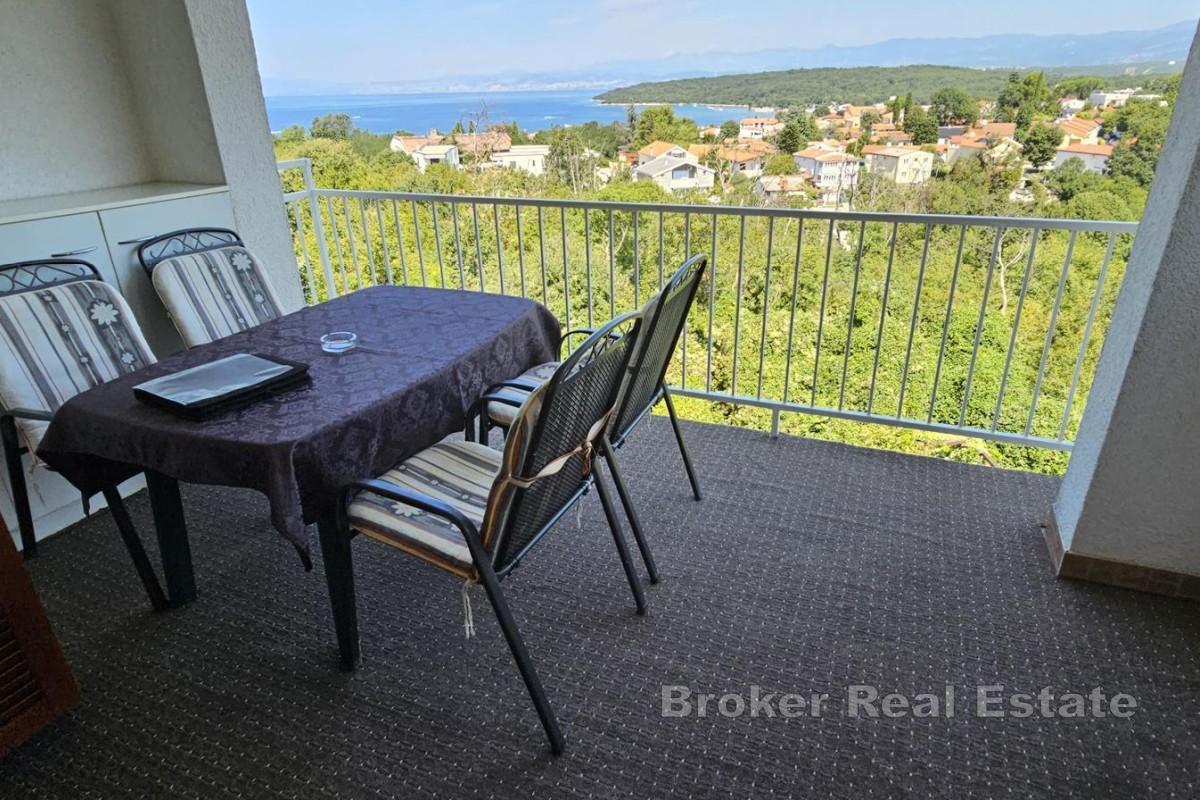 Leilighet med loggia og havutsikt