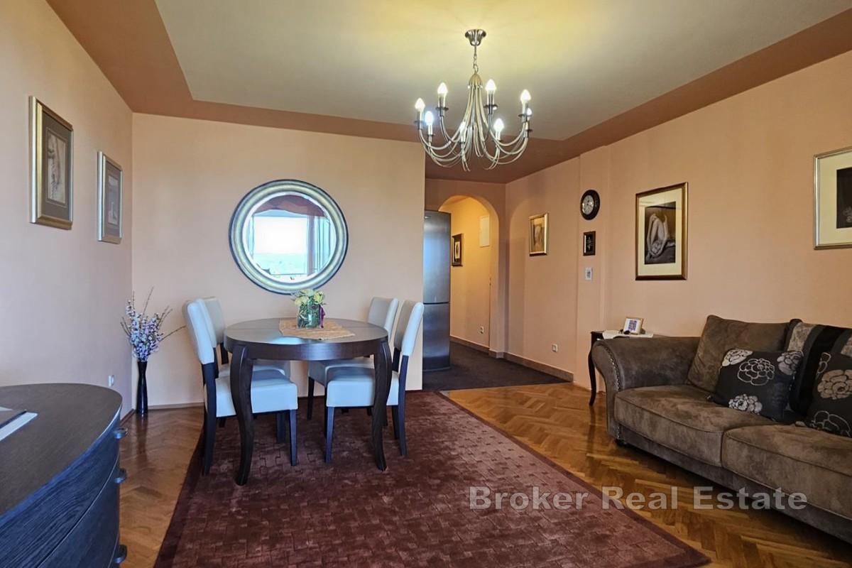 Appartamento con loggia e vista mare