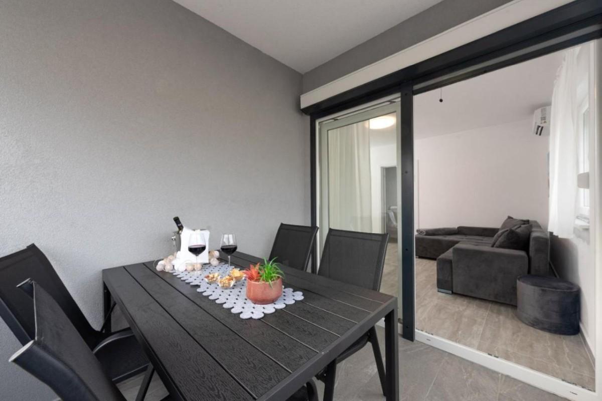 Appartamento con tre camere da letto e vista mare