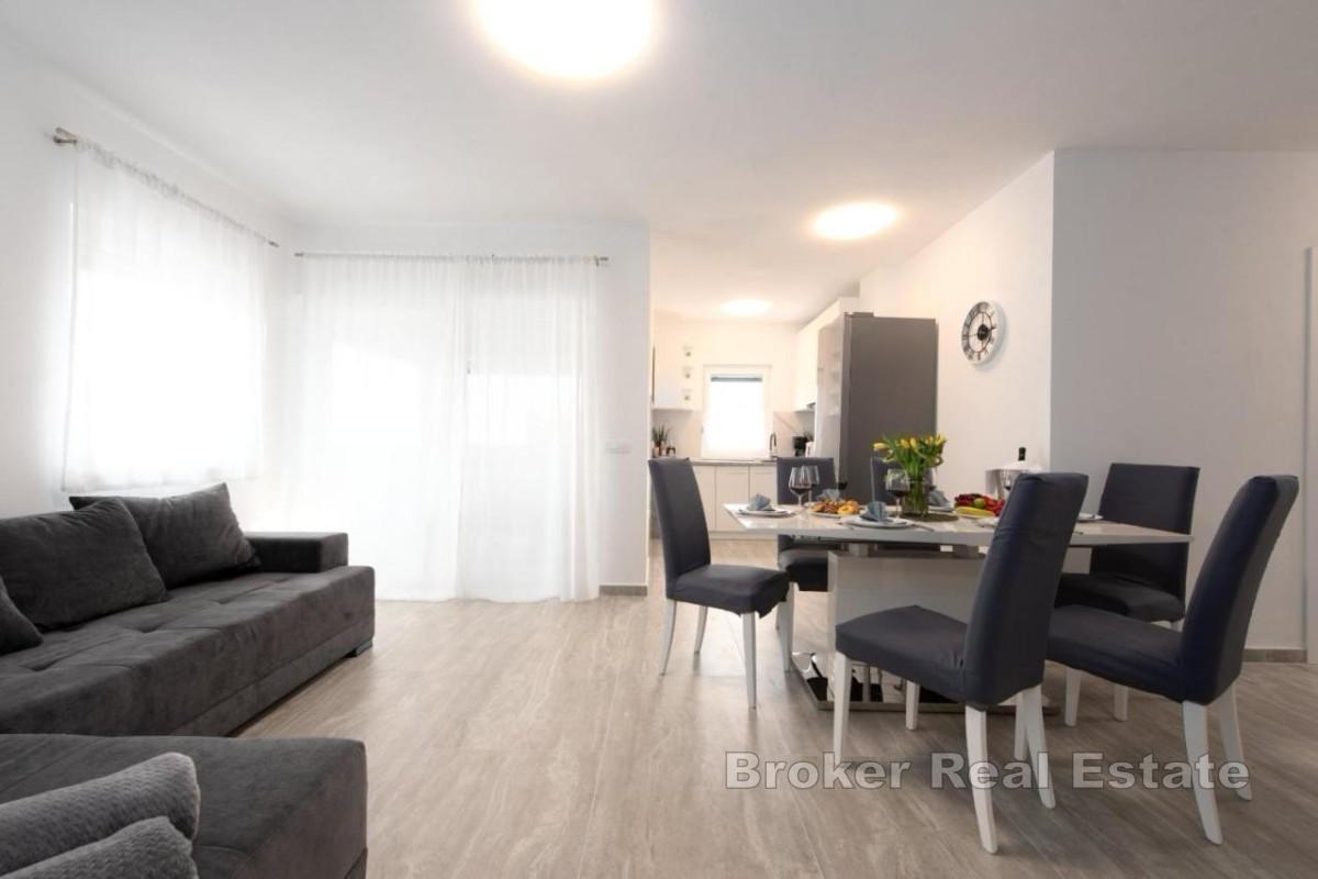 Appartamento con tre camere da letto e vista mare