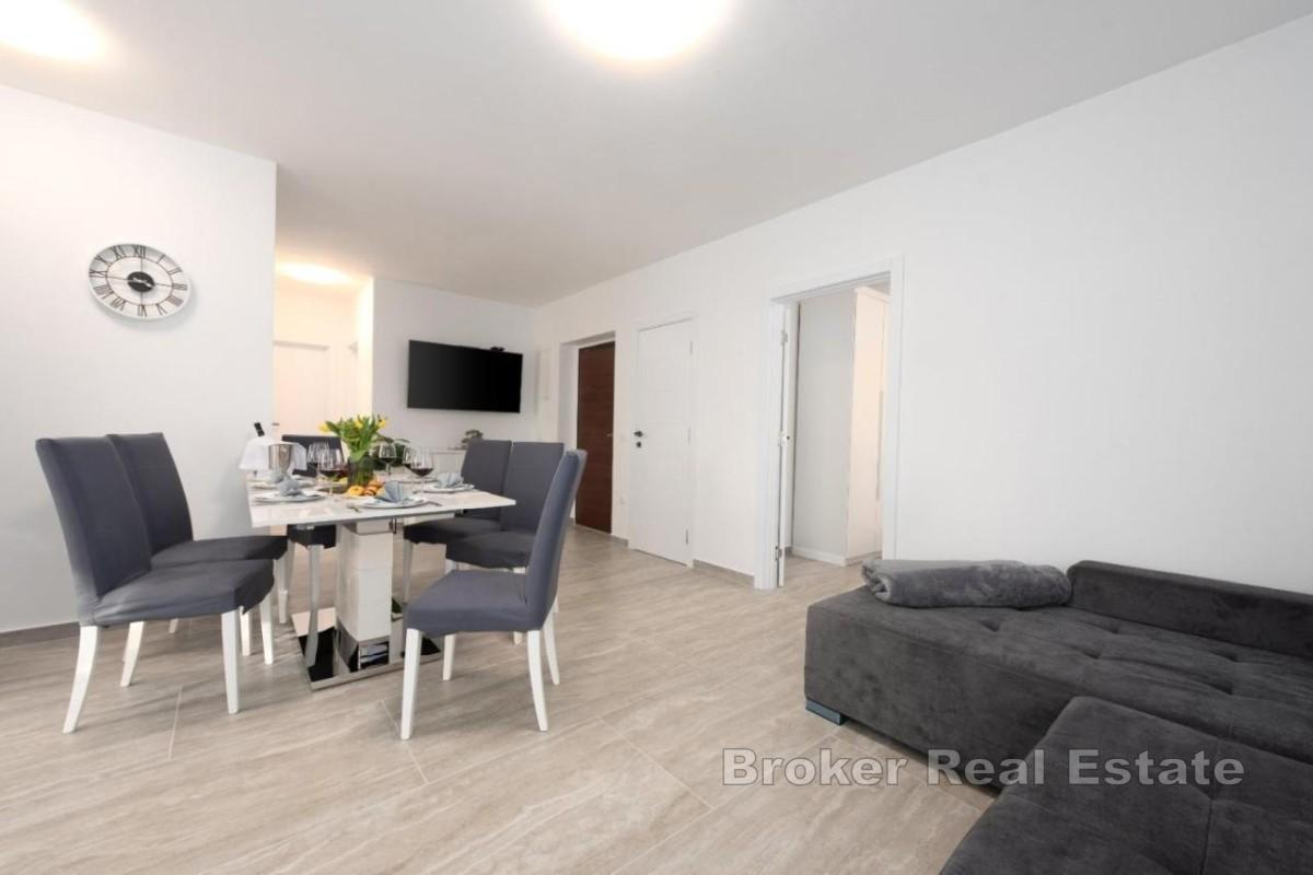 Appartamento con tre camere da letto e vista mare