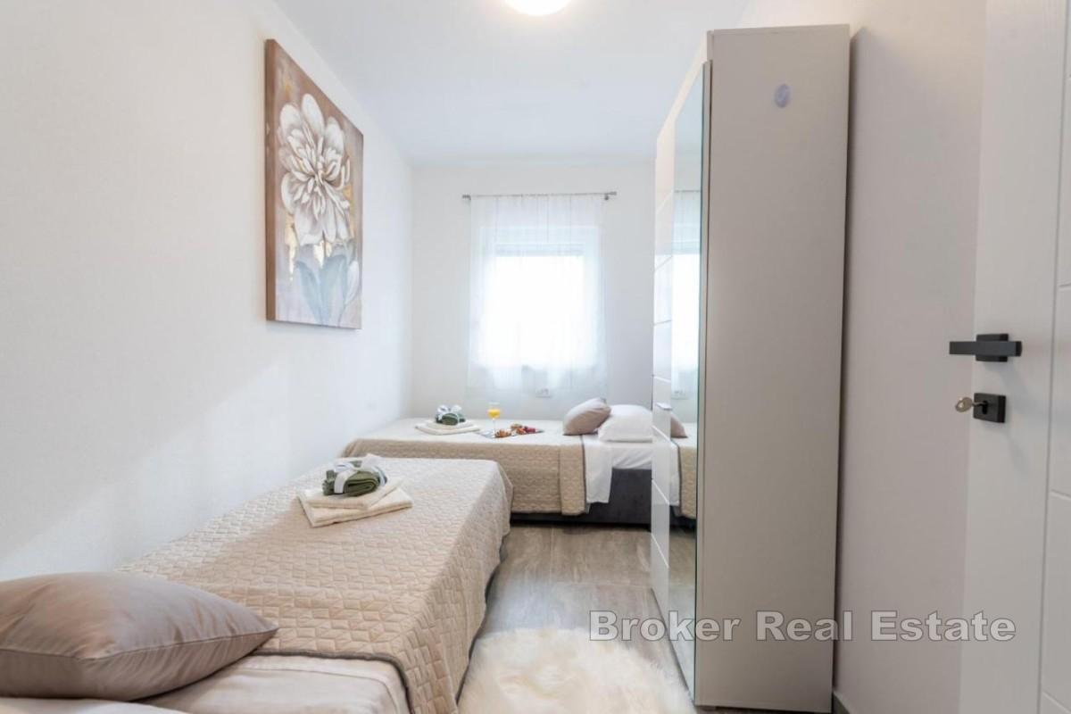 Appartamento con tre camere da letto e vista mare