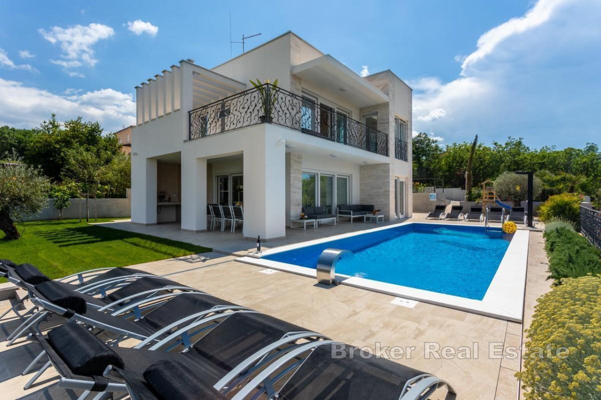 Elegante villa con sauna e vista mare