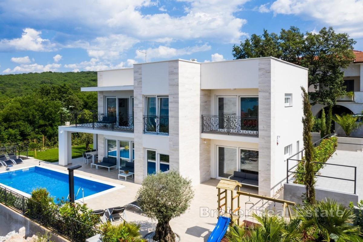 Elegante villa con sauna e vista mare