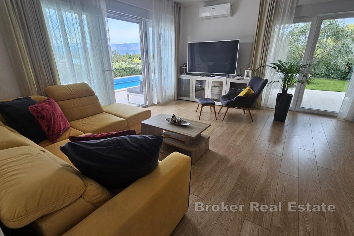 Elegante villa con sauna e vista mare