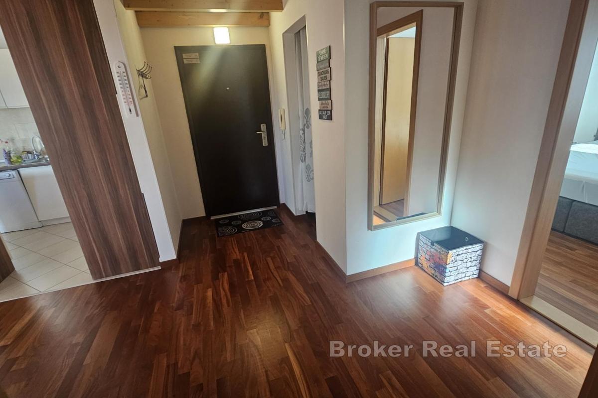 Apartament z widokiem na morze w spokojnej okolicy