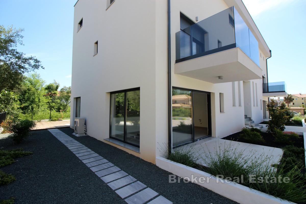 Dvoetažni apartman s bazenom u blizini mora