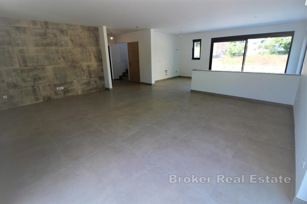 Dvoetažni apartman s bazenom u blizini mora