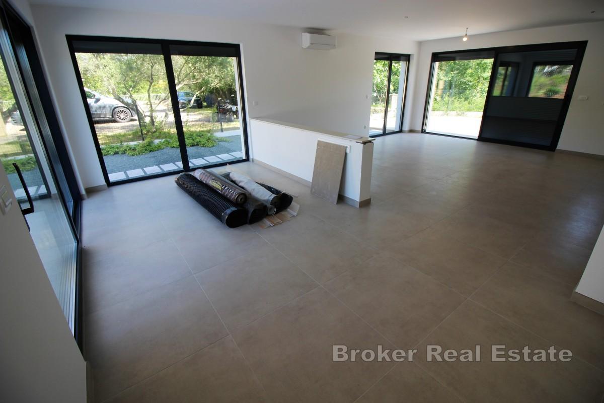 Duplexlägenhet med pool nära havet