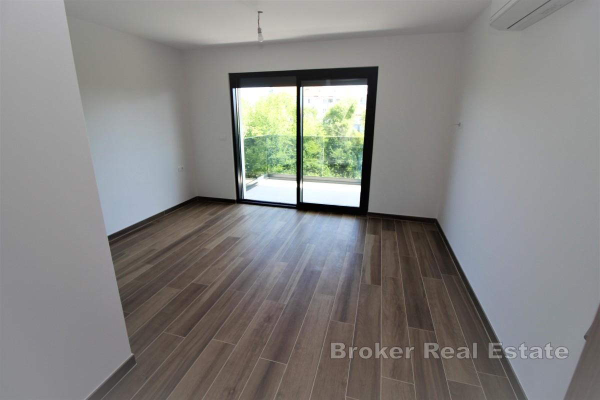 Dvoetažni apartman s bazenom u blizini mora