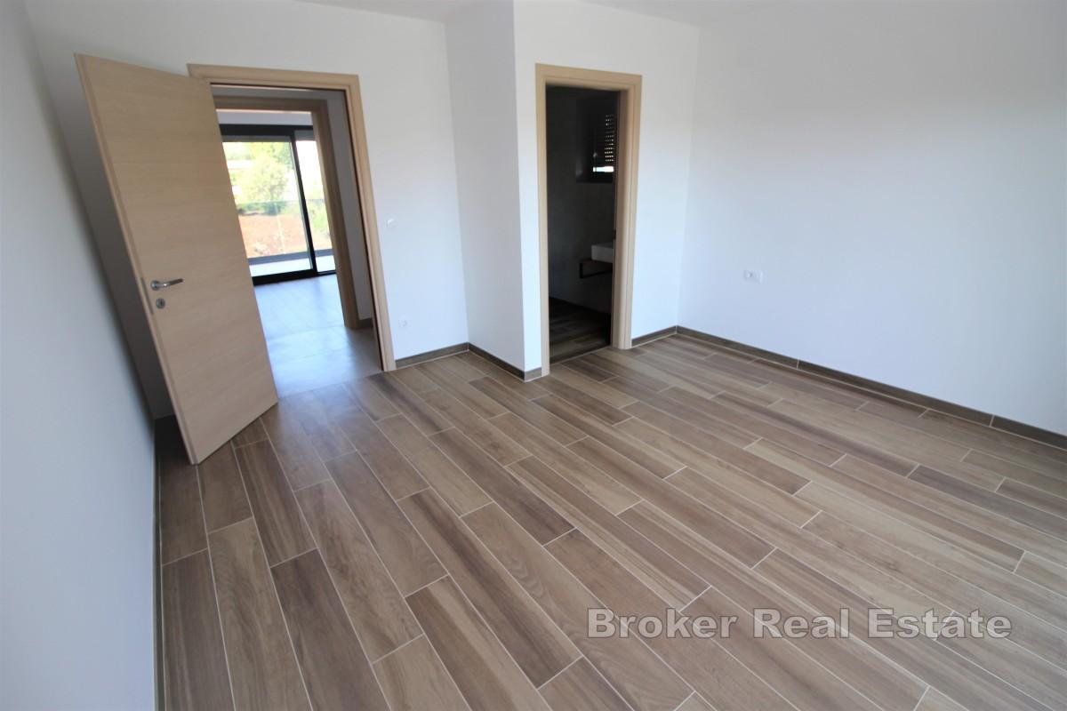 Dvoetažni apartman s bazenom u blizini mora