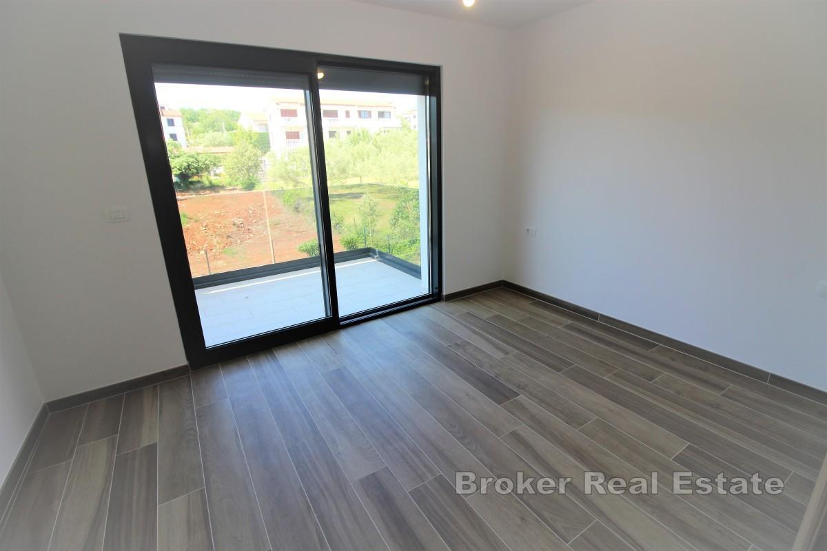 Dvoetažni apartman s bazenom u blizini mora