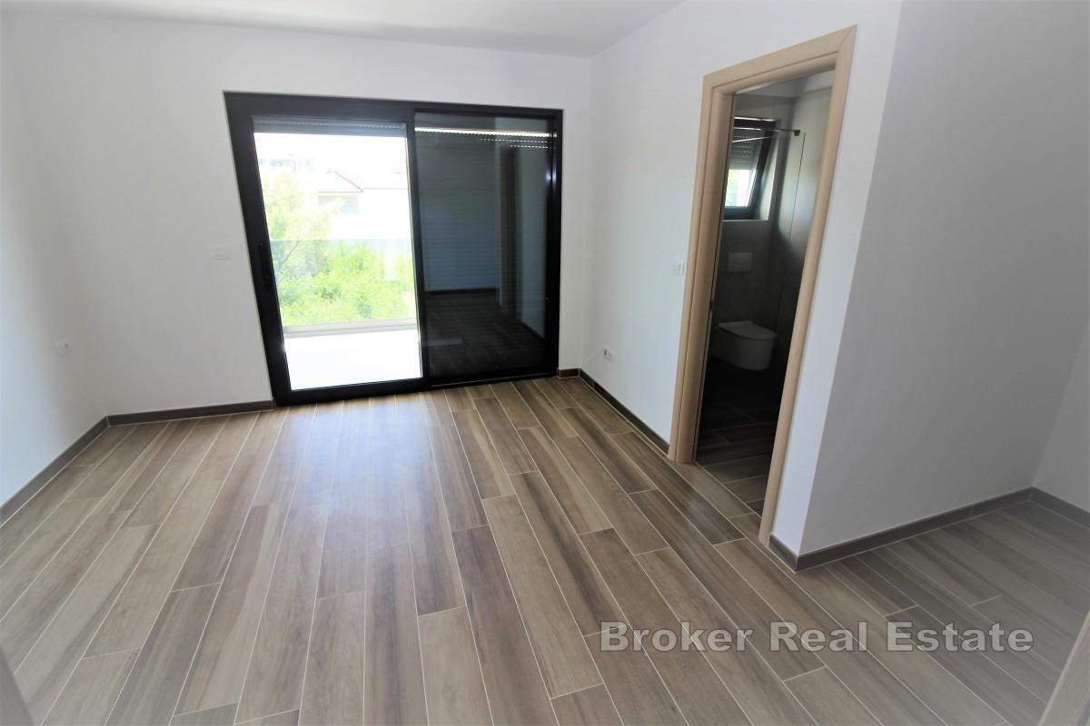 Dvoetažni apartman s bazenom u blizini mora