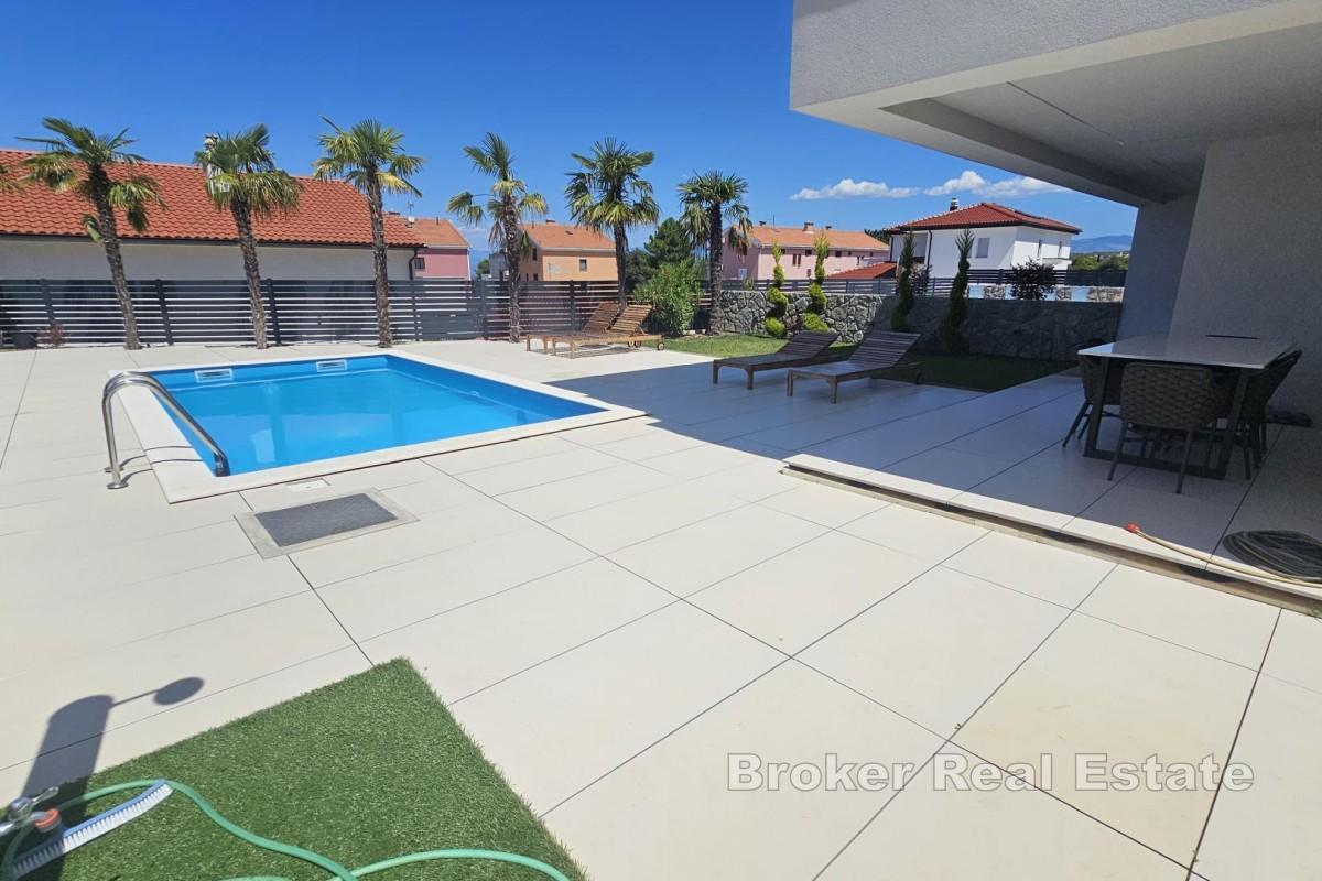 Moderan apartman s okućnicom i bazenom