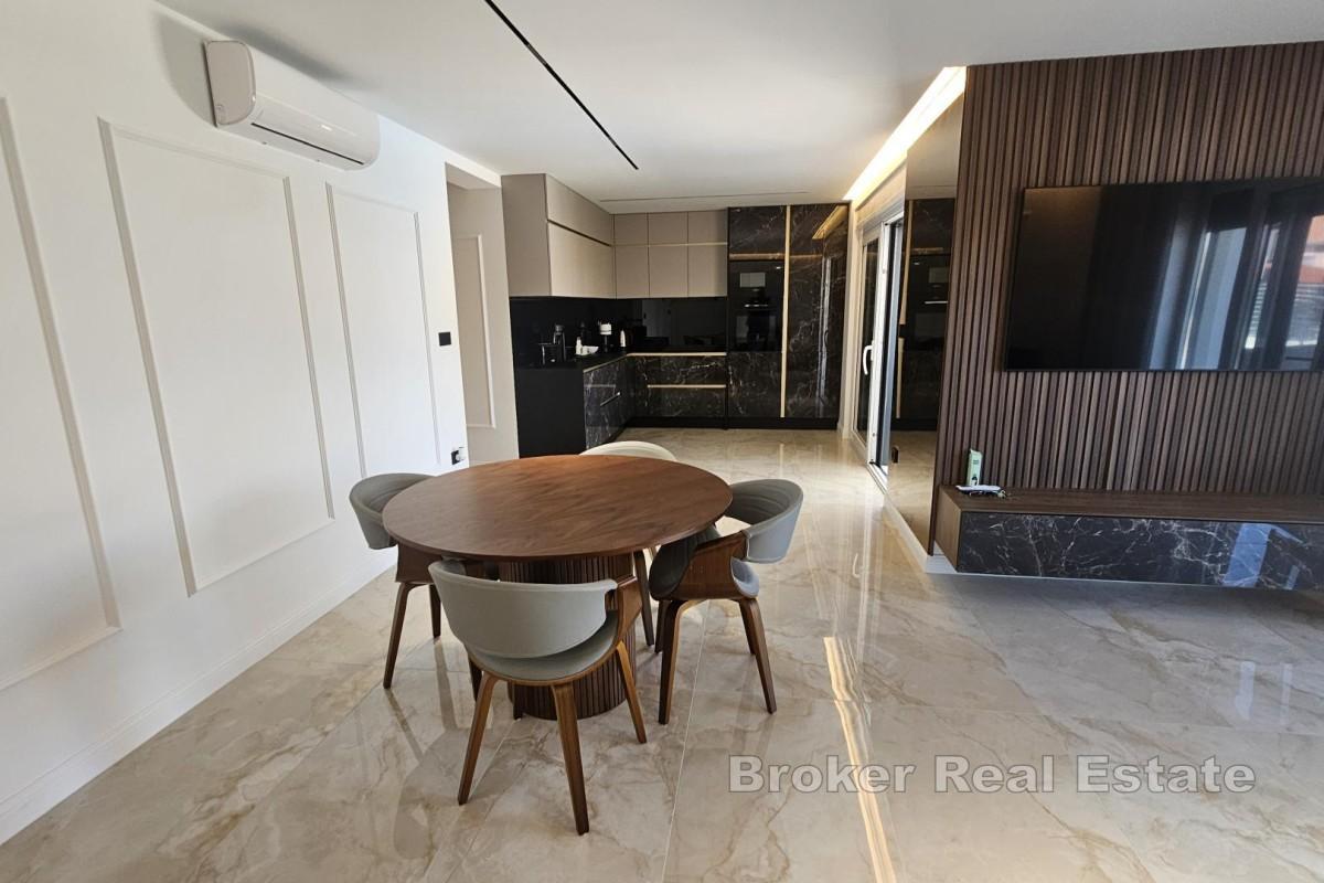 Moderne leilighet med hage og basseng