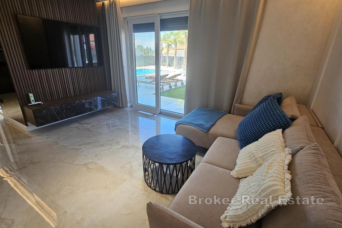 Appartement moderne avec jardin et piscine