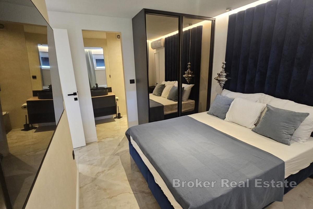 Moderne leilighet med hage og basseng