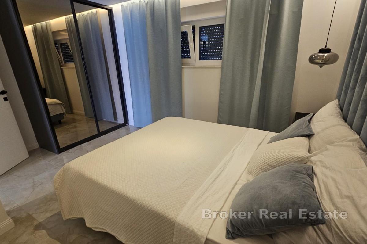 Moderan apartman s okućnicom i bazenom