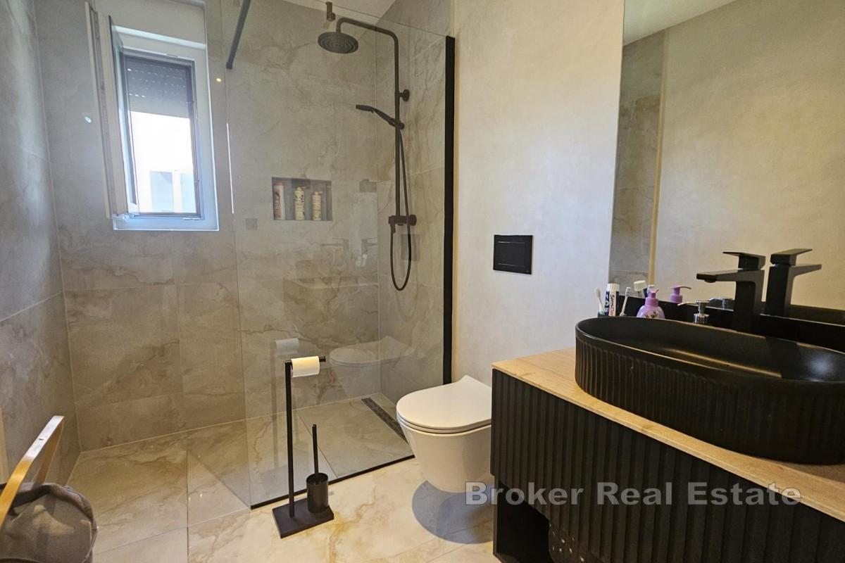 Moderan apartman s okućnicom i bazenom