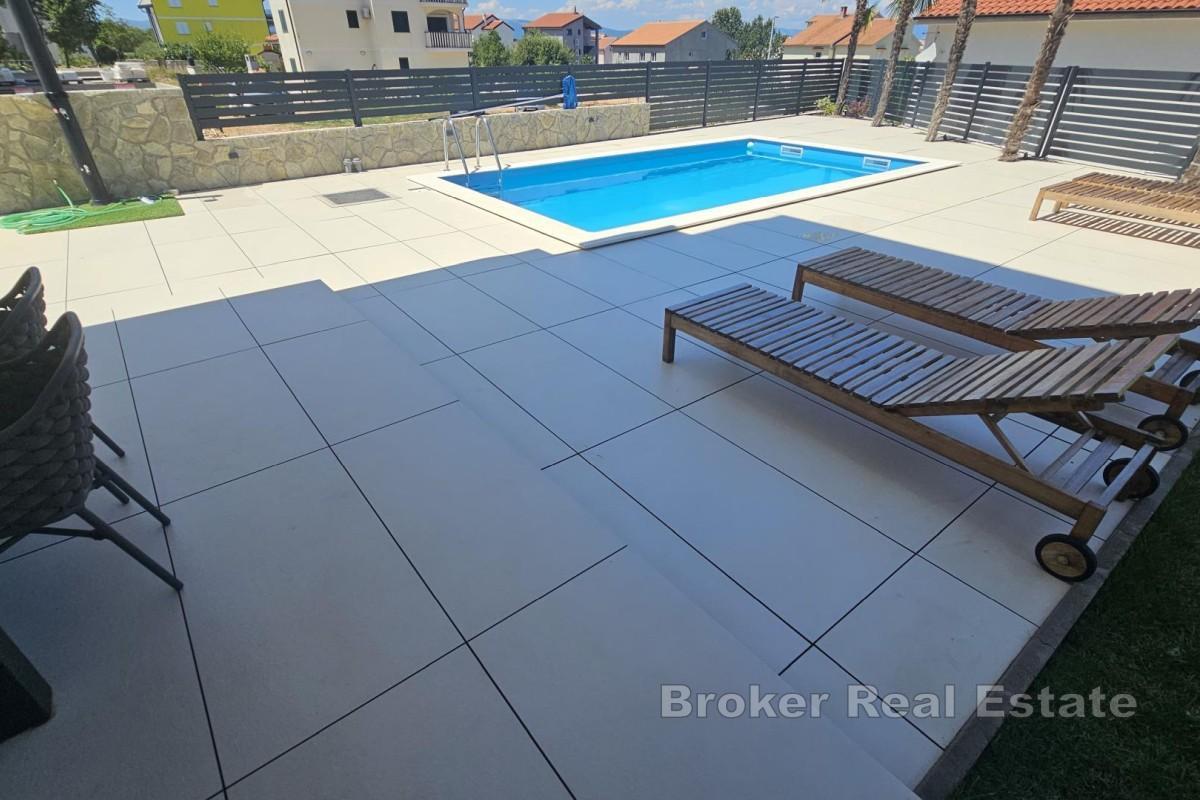 Moderan apartman s okućnicom i bazenom