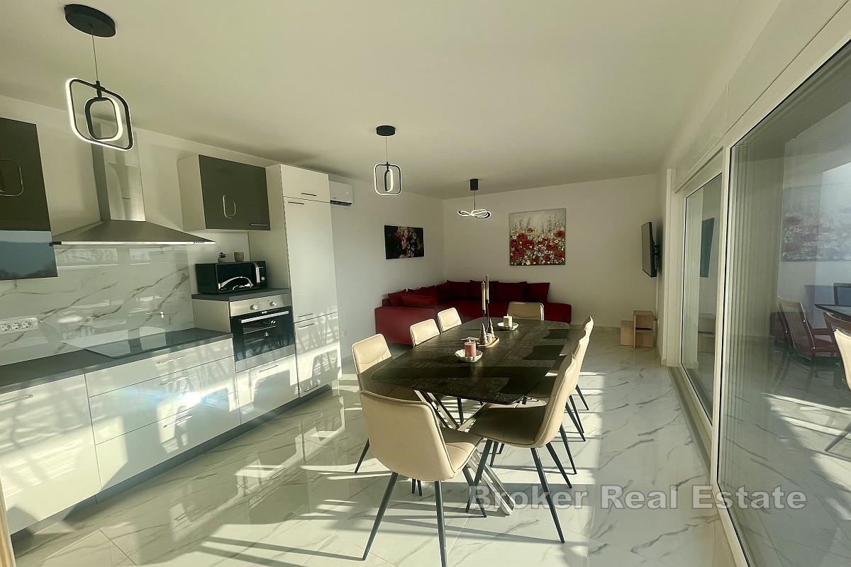 Nowoczesny dom w zabudowie bliźniaczej z basenem i widokiem na morze