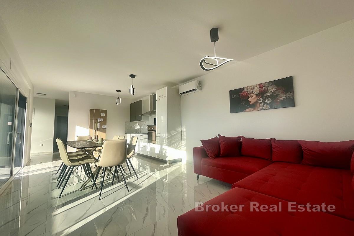 Nowoczesny dom w zabudowie bliźniaczej z basenem i widokiem na morze